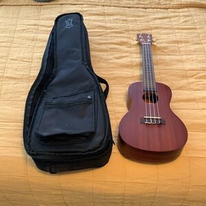 Makala Ukulele MK-C with case